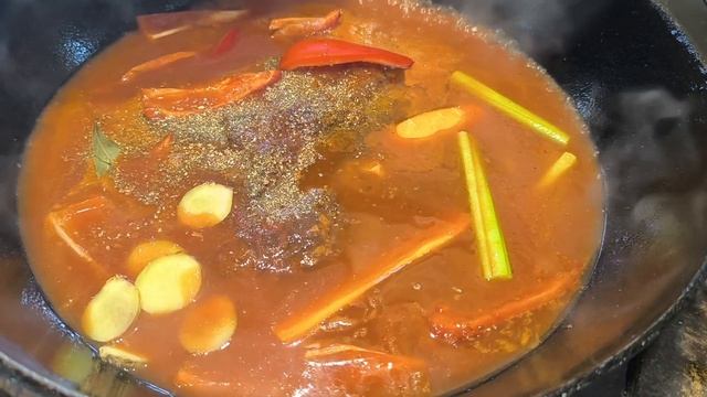 Свиная шея целиком в казане с томатным соусом/обжаренная на гриле 🔥