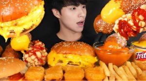 🔥🍲 Мукбанг и Mukbang : ПЯТЬ ВКУСОВ ФАСТ-ФУДА! Чизбургер, корн-доги, картошка фри, наггетсы...
