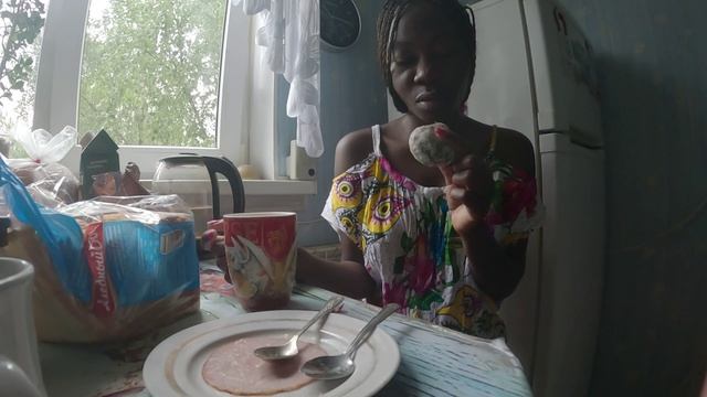 Анн из Африки Хозяиничает впервые пробует Сливы, ВиНОГРАд Пряники. Гречу и Селёдку 231 mp4 смотреть онлайн