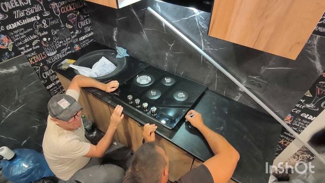 Сергей и Алексей устанавливают варочную панель/А мы наводим порядок/Любимый мой домик смотреть онлайн