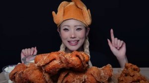 🔥🍲 Мукбанг и Mukbang : ДЕВУШКА и ЦЕЛАЯ ЖАРЕНАЯ КУРИЦА! Хрустит косточками и пробует соус