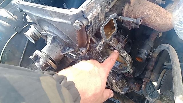 двигатель УАЗ ЗМЗ 406, обломился верхний болт крепления помпы и кронштейна ГУР, что делать? смотреть онлайн
