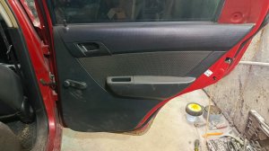 как снять обшивку задней правой двери Шевроле авео 2007 год