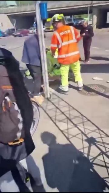 #Швеция В Швеции мигрант не придумал ничего лучше как исполнить религиозный обряд прямо на трамвайны смотреть онлайн