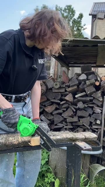 Работа аккумуляторной цепной пилы