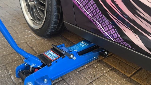 Домкрат автомобильный подкатной 2.5т низкий AE&T смотреть онлайн