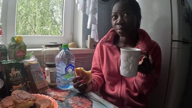 Африканка анн впервые пробует Сырники Колбасу Зефир и Кисель в России 230 смотреть онлайн