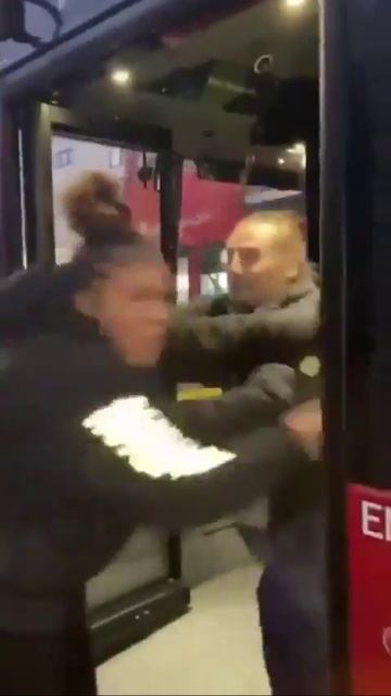 #Англия Вот так английские водители автобусов ведут борьбу с "новоангличанами" вдруг почему-то реши смотреть онлайн