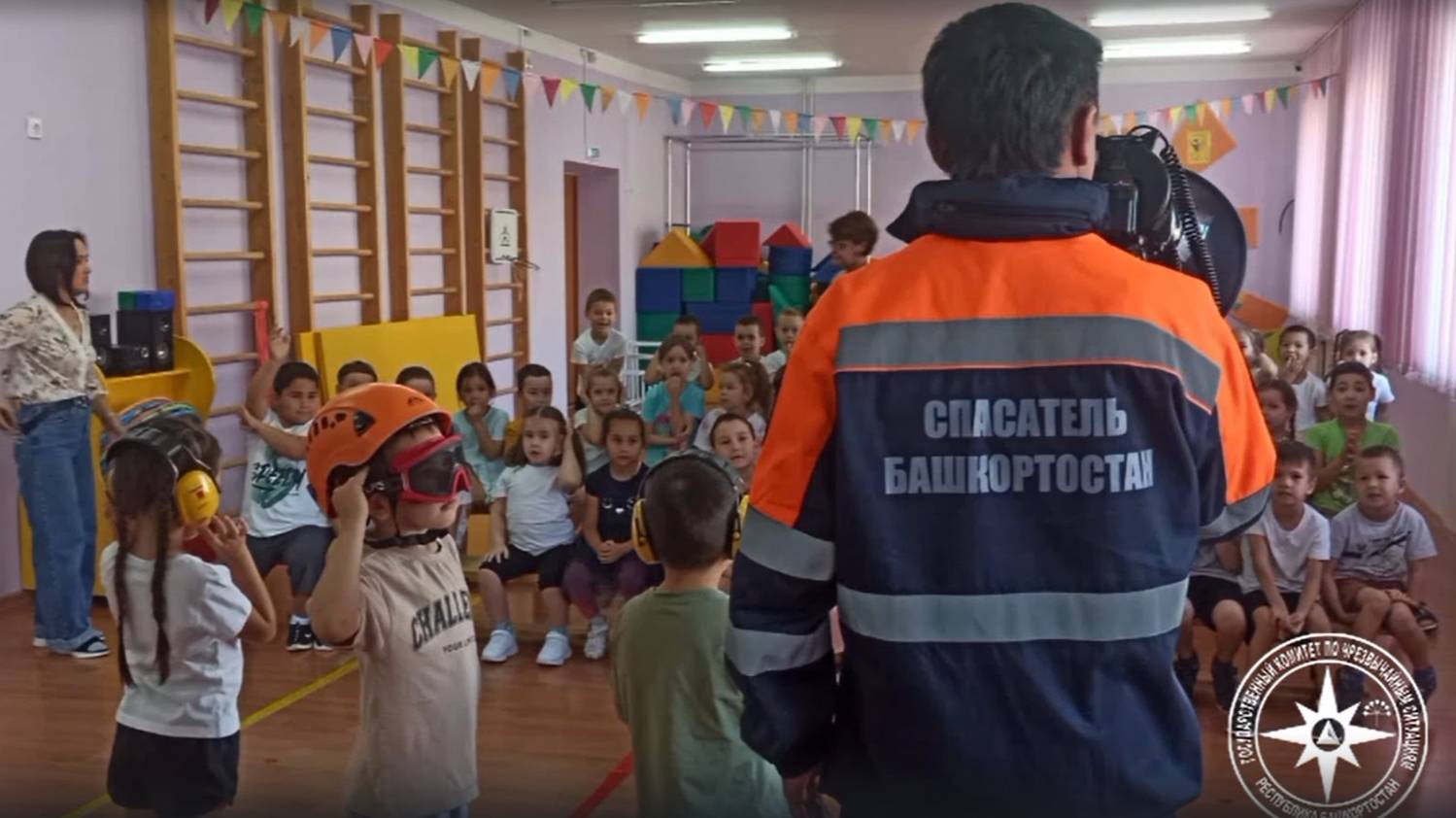 Спасатели Госкомитета РБ по ЧС пришли в гости к малышам из детского сада «Сказка» смотреть онлайн