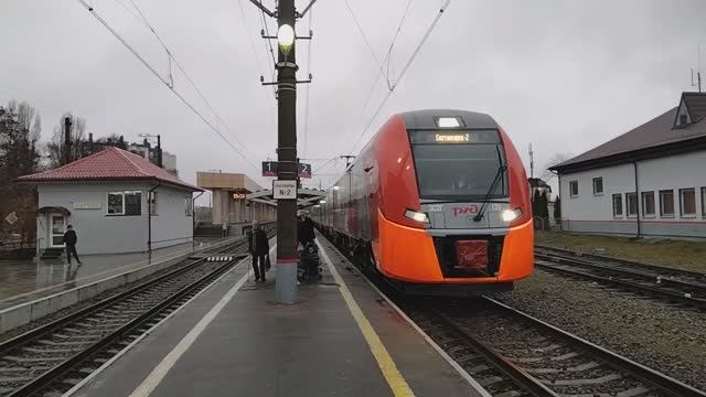 "Ласточка" ЭС2Г-121 отправляется со станции Пионерский Курорт