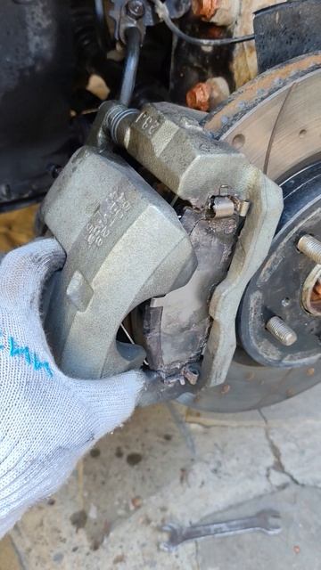 Тойота Камри 70 установка прижимных пружин тормозных колодок.