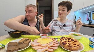 Мукбанг Вован вечно чем то НЕДОВОЛЕН! ОБЛОМАЛ меня с ПОДАРКОМ на ДР! Семейный обед в России