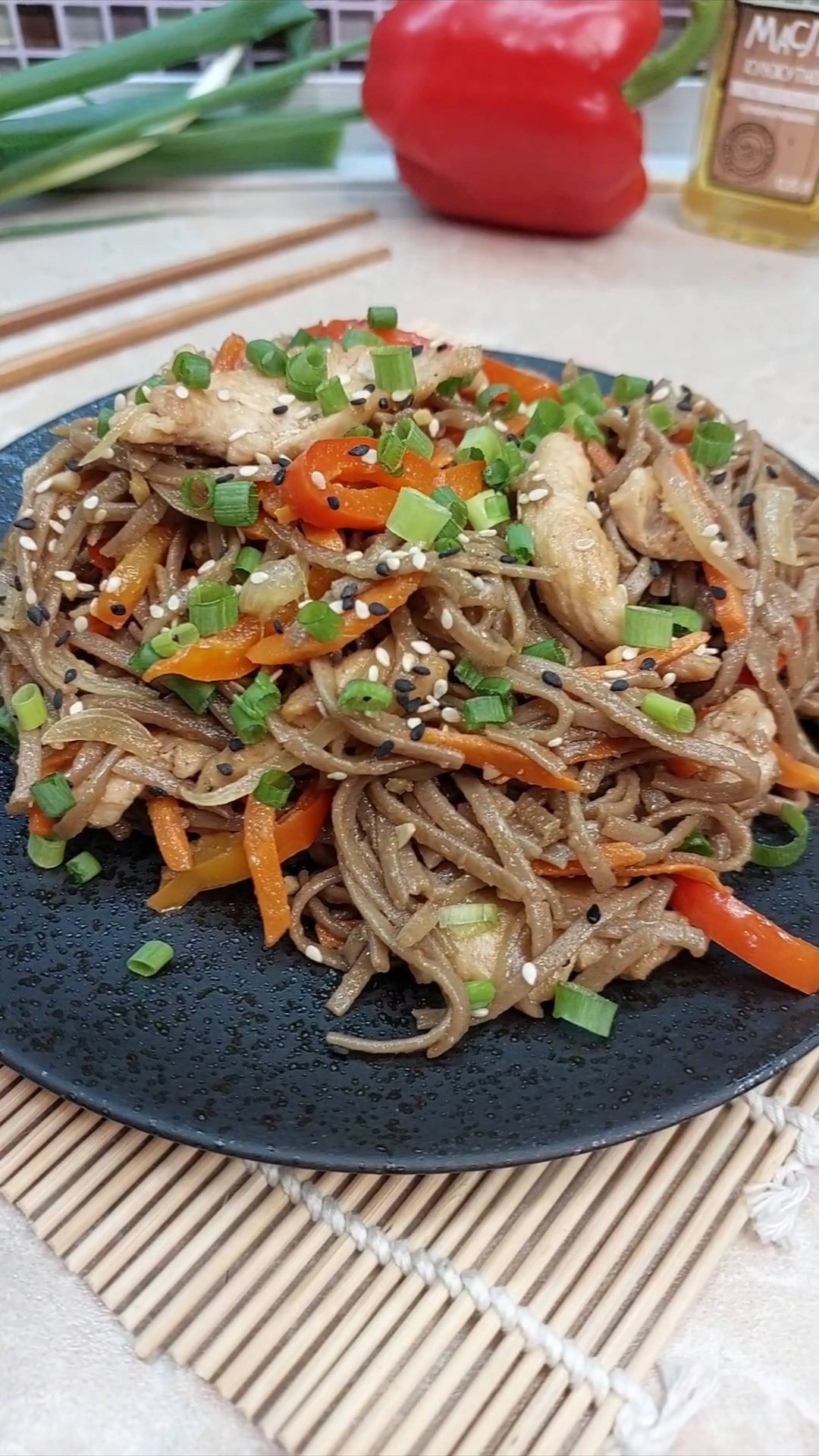 Соба (гречневая лапша) с курицей и овощами смотреть онлайн