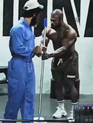 Анатолий удивляет качков