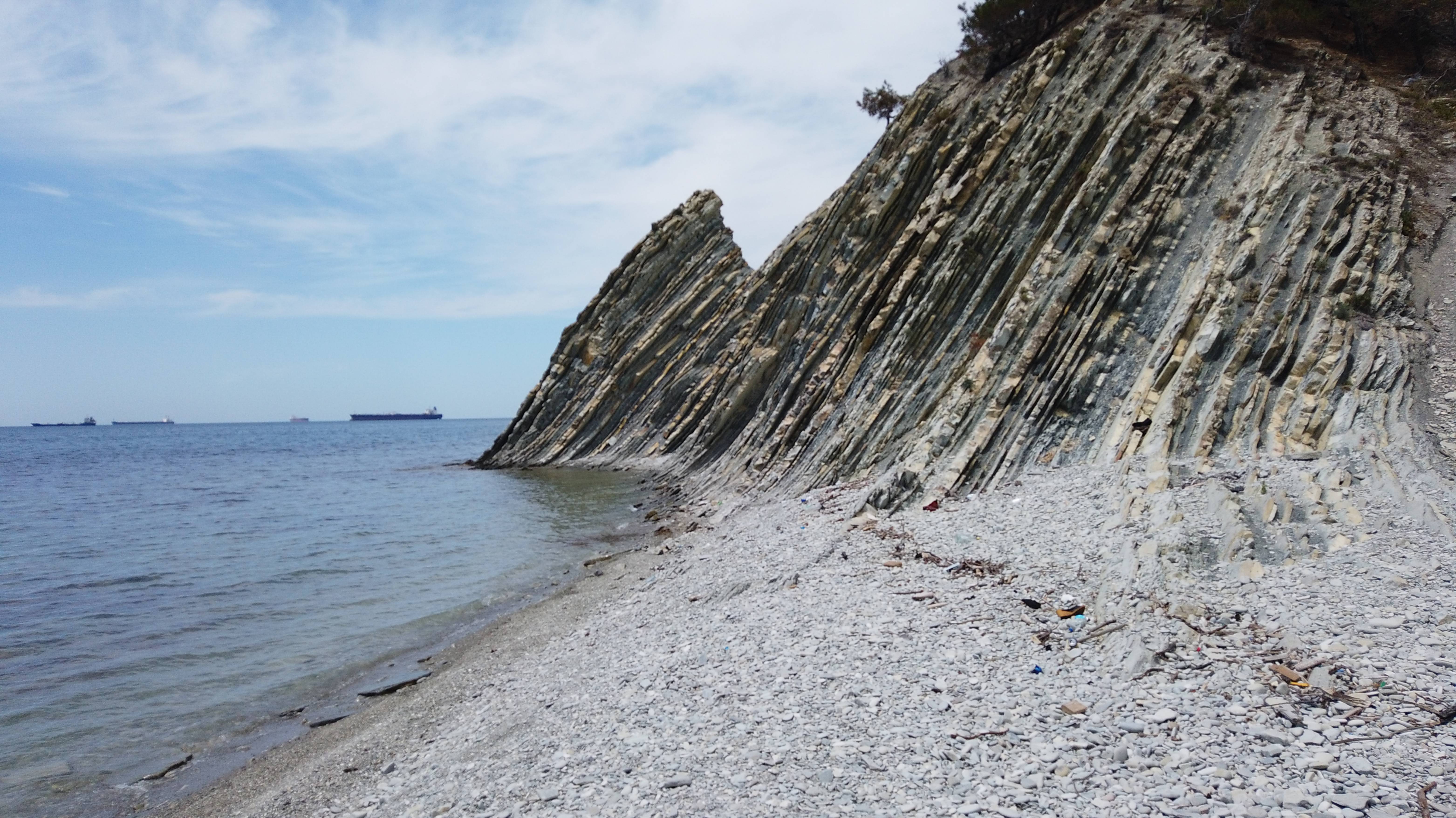 Приветливое море у скалы Утюг. Туристическая стоянка Колхоз в Пятой щели. смотреть онлайн