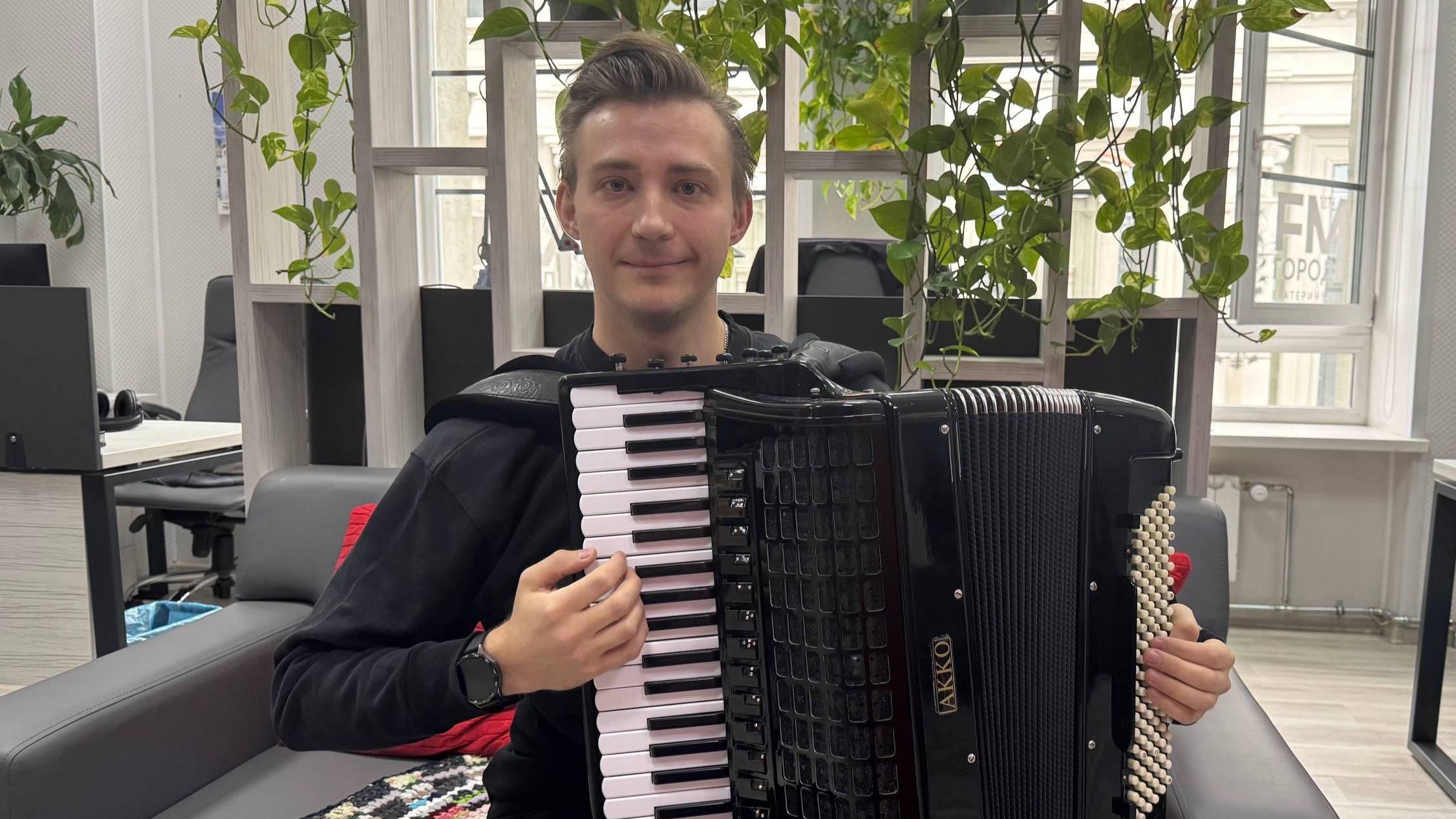 Музыка Чарли Чаплина прозвучит в исполнении аккордеона смотреть онлайн