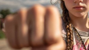 Била и топила: девочка-подросток терроризирует малышей в Нижегородской области