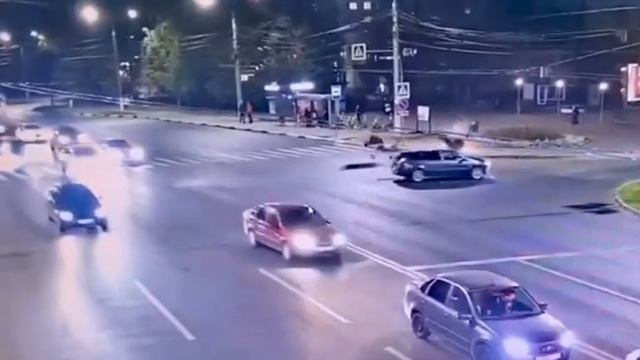 В Чебоксарах мотоледи проехала на красный и попала в ДТП смотреть онлайн