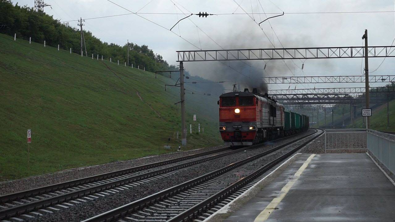 Тепловоз 2ТЭ10У-0460 в дождь. Звук 10Д100. смотреть онлайн