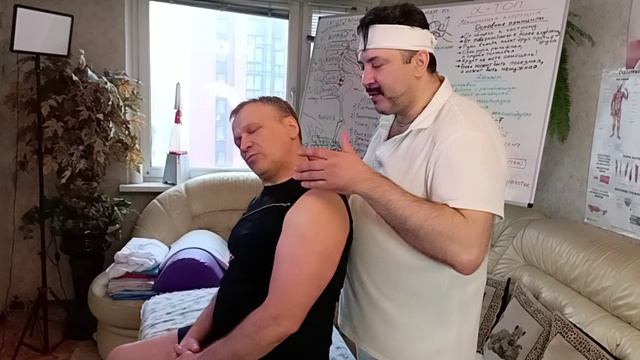 Мануальная правка шейных позвонков сидя и стоя. Обучение мануальной терапии у Олега Гудвина. смотреть онлайн