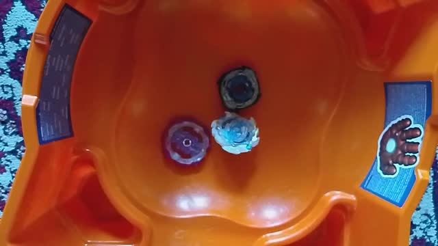 Beyblade Burst сражение