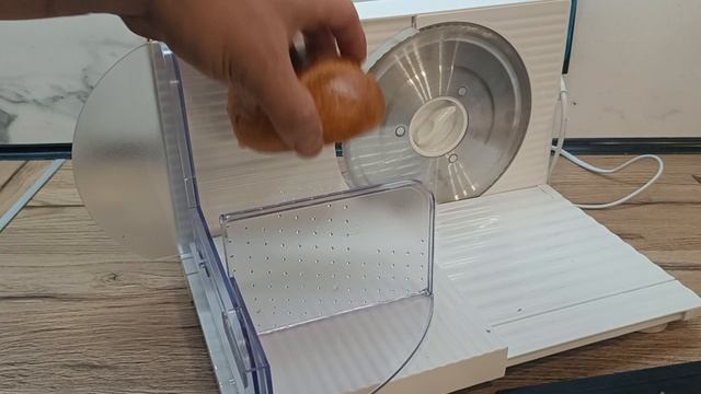 пример работы слайсера Atvel easycut sr1 ломтерез смотреть онлайн