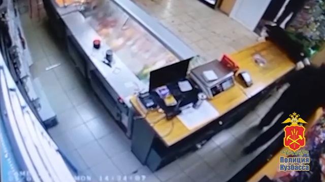 В Кемерове оперативники уголовного розыска задержали грабителя, который похитил выручку из кассы смотреть онлайн