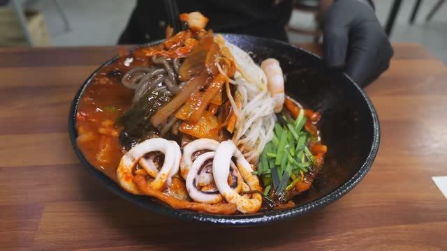 Легендарный китайский ресторан, где невозможно поесть без брони, открыл шеф-повар Сандеми смотреть онлайн