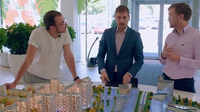 На презентации проекта вдоль дороги по всему периметру школы в парке освещение и лежит тротуар