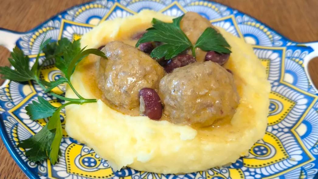 Домашние тефтели в подливе с фасолью