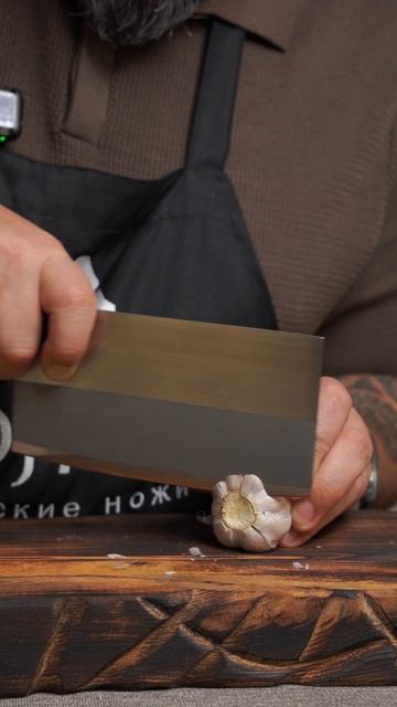 ЛАЙФХАК ПО ОЧИСТКЕ ЧЕСНОКА смотреть онлайн