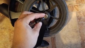 как снять колесо с коляски