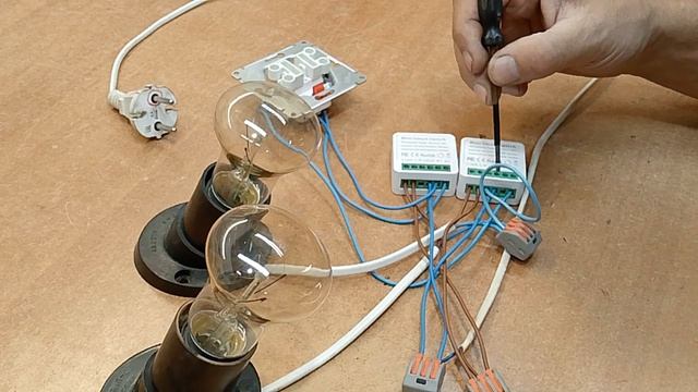 Как подключить два Wi-Fi реле к двухклавишному выключателю смотреть онлайн