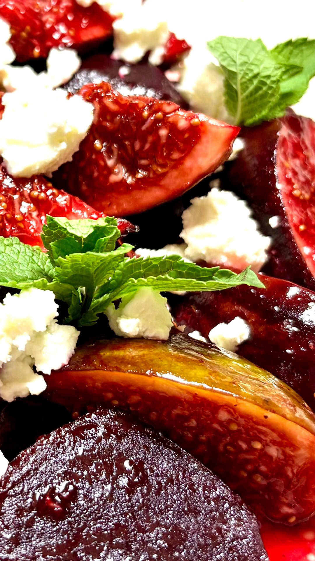 Салат из карамелизированной свёклы, свежего инжира и феты