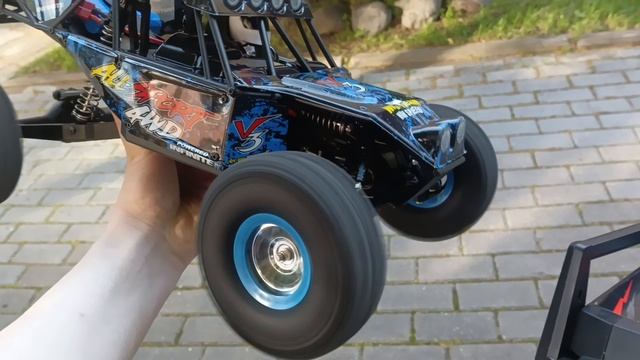 Раскручиваю RC модель на поднятой руке.