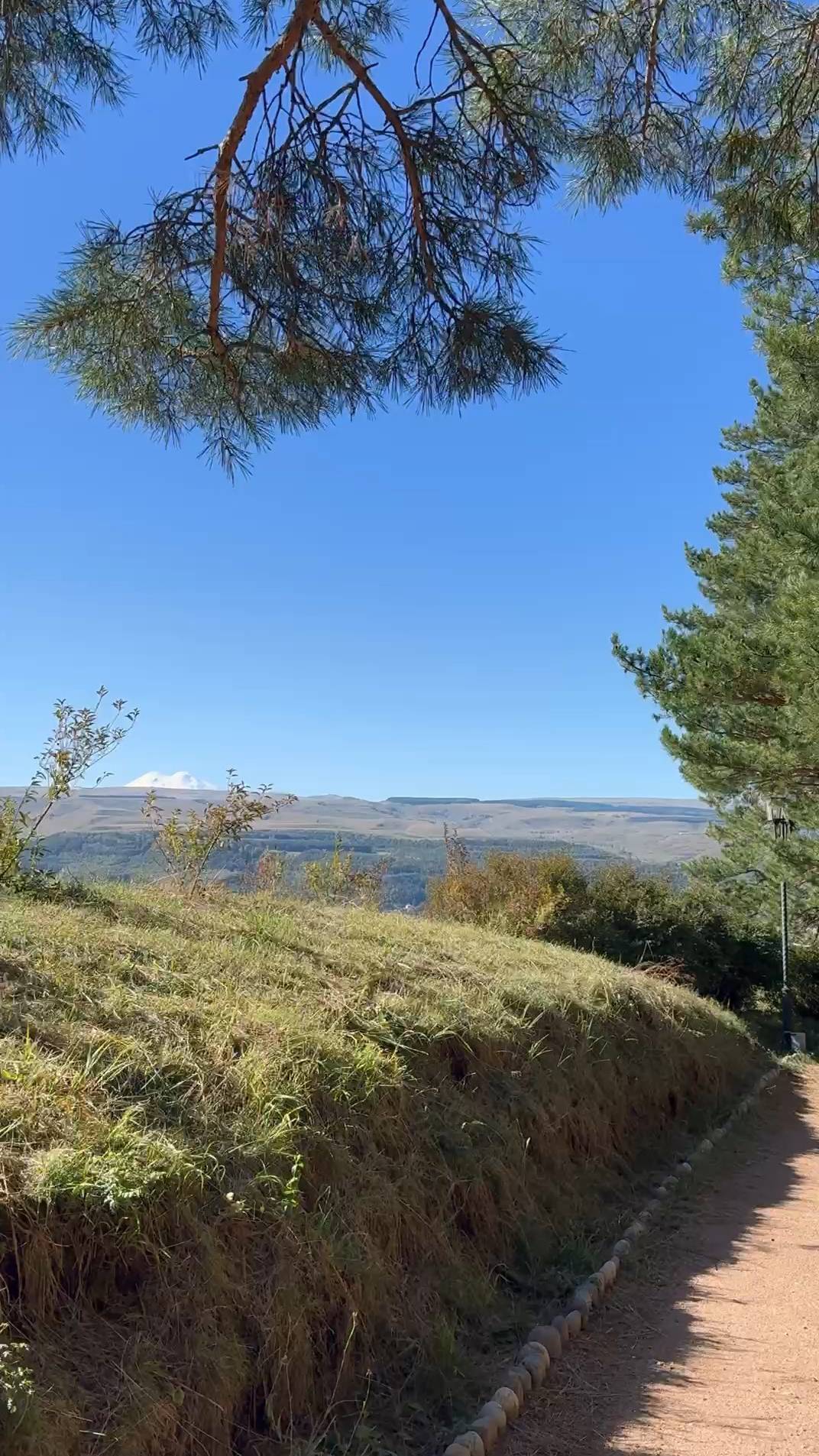 Эльбрус на голубом небе Кисловодска