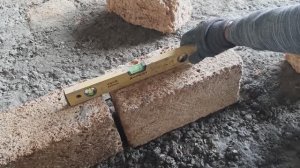 Парень в одиночку строит дом мечты. Кладка стен. А ты построил уже дом?