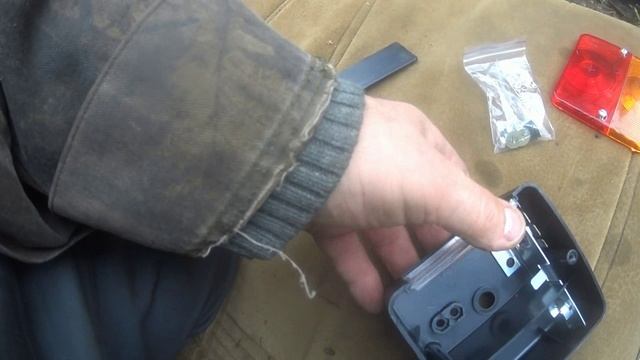 Развалился задний фонарь на прицепе, меняю.