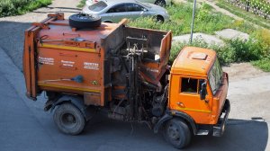 Мусоровоз МКМ-44108 (МК-4454-04) на шасси КамАЗ-43255-A3 (Х 057 УС 22)/ KAMAZ garbage truck (1080р)
