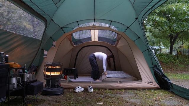 Одиночный кемпинг в роскошной палатке  XL с гостиной и комнатой под сильным дождём 😊😊😊
