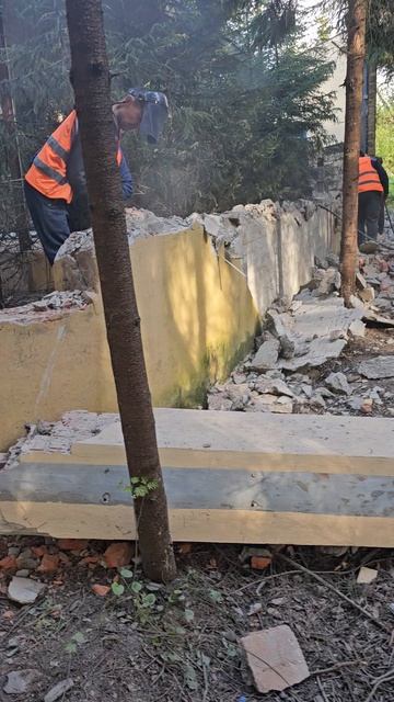 Демонтаж железобетонного забора