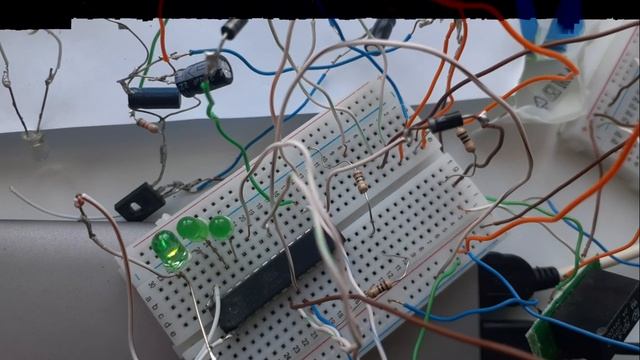 Мультивибратор и счётный триггер + atmega88 (вместо логики) смотреть онлайн