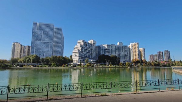 В Москву пришла осень. Прогулка по району Чертаново в солнечный день