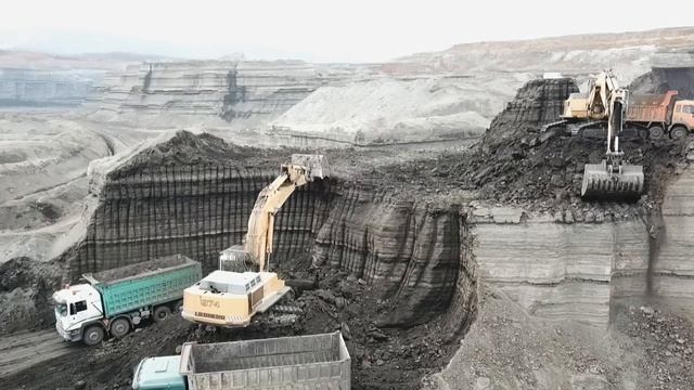 Экскаваторы Liebherr 974 загружают самосвалы смотреть онлайн
