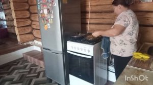 Сварила грибы , сделала икру.Прибираю цветы.