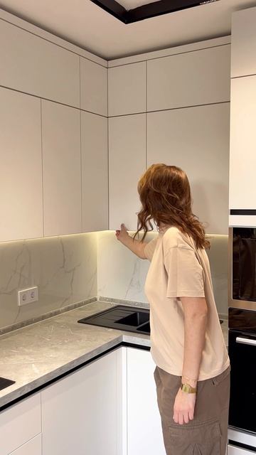 Белая кухня в минимализме: акрил, скрытые ручки, Hetich и витрина «Графит». Стоимость проекта — 390 смотреть онлайн