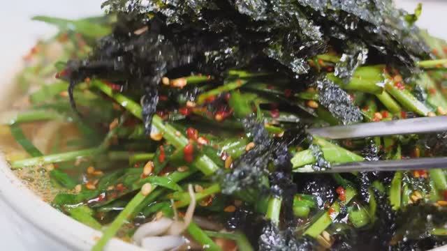 Лучшая лапша с шнитт-луком! Бесплатная лапша целой горкой! смотреть онлайн