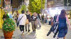 Bushman Prank_ Scares in Plaza de Espaсa !!