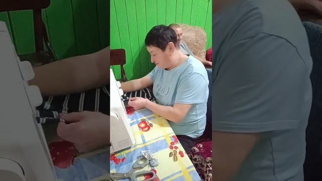 Швея мотористка 😁 смотреть онлайн