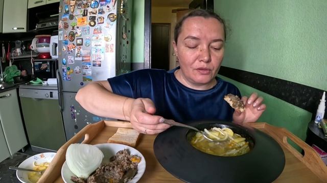 Мукбанг с Лизой, куриный суп с домашней лапшой. Домашняя еда. смотреть онлайн